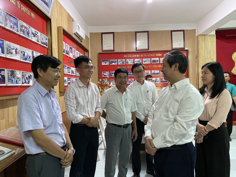 Bộ trưởng Nguyễn Kim Sơn trao đổi với cán bộ, giáo viên Trường THPT chuyên Lê Quý Đôn.
