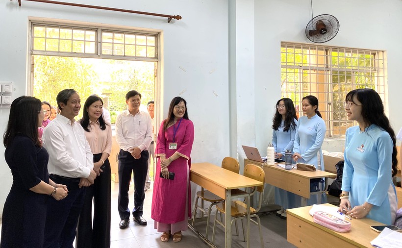 Bộ trưởng Nguyễn Kim Sơn thăm thầy và trò Trường THPT chuyên Lê Quý Đôn (Đà Nẵng).
