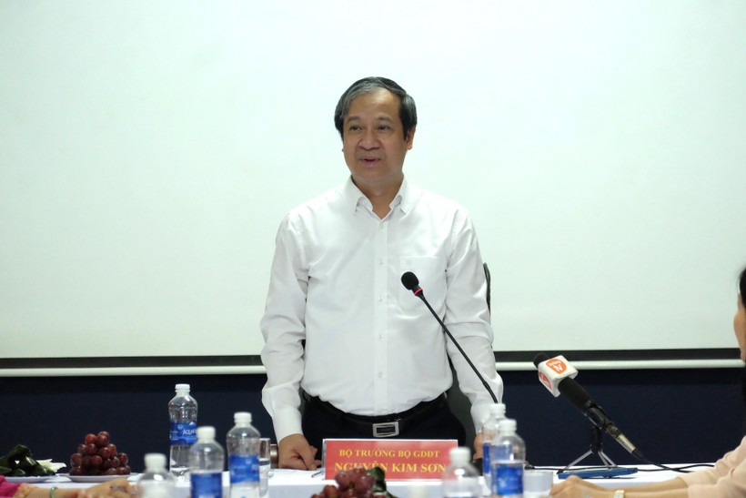 Bộ trưởng Nguyễn Kim Sơn phát biểu tại buổi thăm và làm việc với Trường THPT chuyên Lê Quý Đôn.