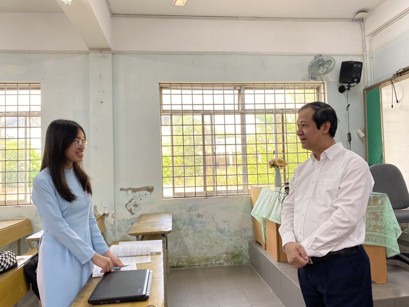 Bộ trưởng Bộ GD&ĐT Nguyễn Kim Sơn trò chuyện cùng học sinh Trường THPT chuyên Lê Quý Đôn (Đà Nẵng).