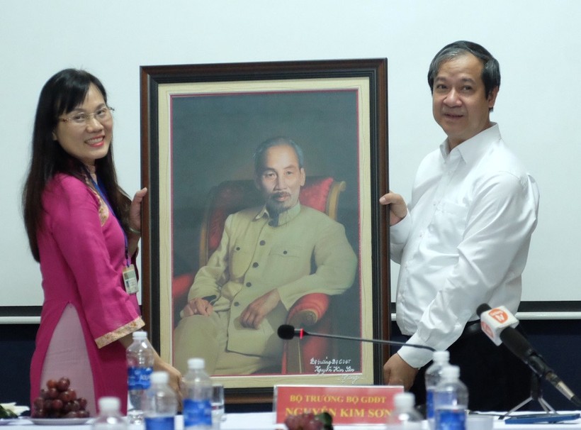 Bộ trưởng Nguyễn Kim Sơn tặng bức tranh Bác Hồ cho thầy và trò Trường THPT chuyên Lê Quý Đôn.