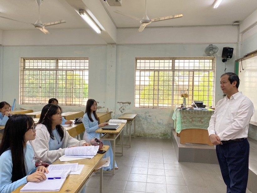 Bộ trưởng Bộ GD&ĐT trò chuyện cùng các em học sinh lớp 11 Trường THPT chuyên Lê Quý Đôn.