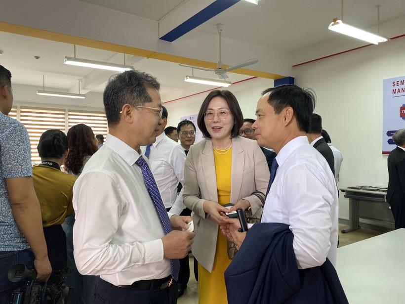 Lãnh đạo Đà Nẵng trao đổi với Bà Lim Bora - Lãnh sự quán Hàn Quốc tại Đà Nẵng.