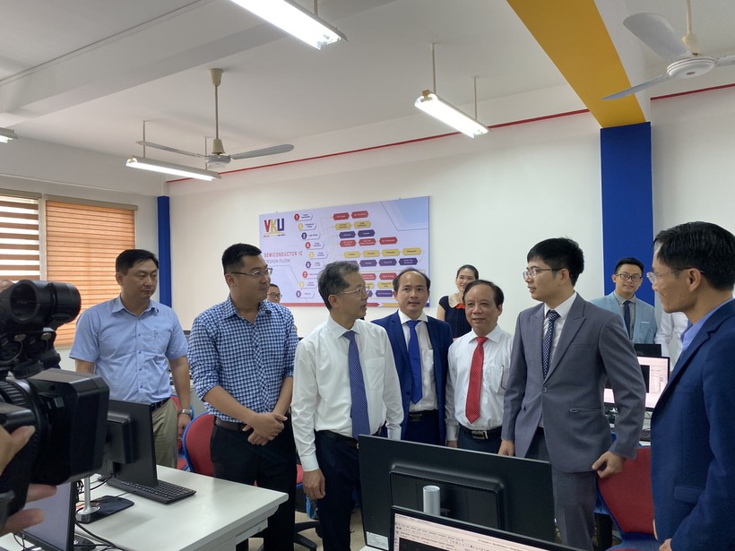 Ông Nguyễn Văn Quảng (thứ 3 từ trái qua) - Bí thư Thành uỷ Đà Nẵng tham quan Trung tâm Vi mạch bán dẫn và Công nghệ thông minh (VKU-SSTH).