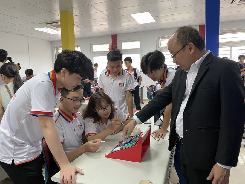 TS Huỳnh Ngọc Thọ - Phó Hiệu trưởng VKU hướng dẫn cho sinh viên về các thiết bị tại phòng Lab.
