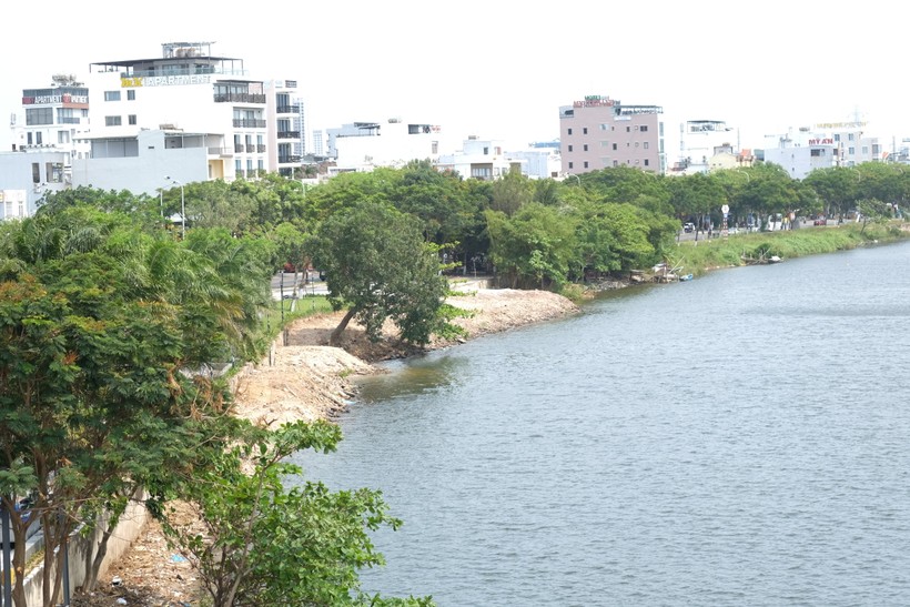 Xuất hiện bãi đất đá, xà bần nằm sát sông Hàn ở Đà Nẵng