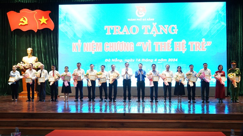Trao kỷ niệm chương “Vì thế hệ trẻ” của Đoàn TNCS Hồ Chí Minh cho 48 cá nhân trong sự nghiệp đào tạo, bồi dưỡng, giáo dục thế hệ trẻ.
