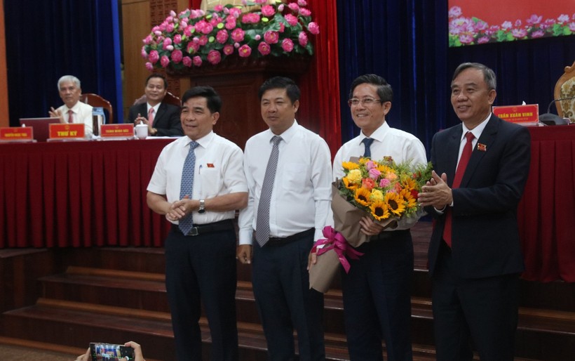 Ông Lương Nguyễn Minh Triết (thứ 2, từ trái qua) - Bí thư Tỉnh uỷ Quảng Nam tặng hoa chúc mừng ông Trần Nam Hưng (thứ 2, từ phải qua).