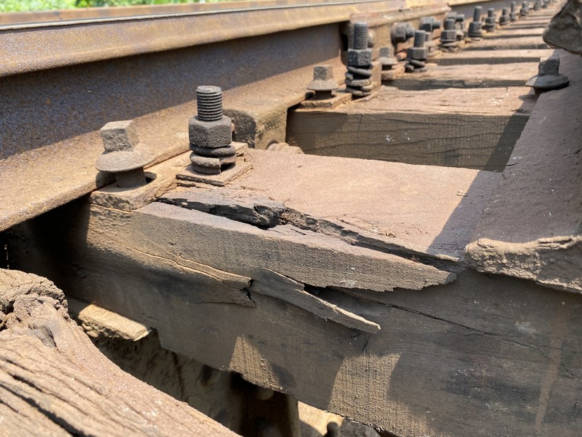 Các cầu thép có cấu tạo từ các dầm I ghép, được đưa vào sử dụng từ trước năm 1975. Hiện tại dầm thép đã bị hoen gỉ, gối cầu gập ghềnh do bê tông mố bị phong hóa.