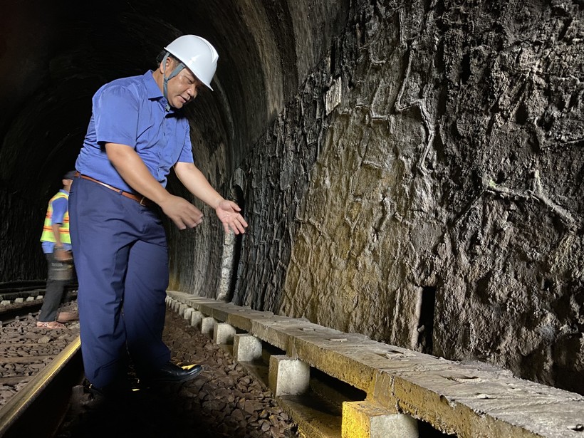Theo ông Dũng, thời gian qua một số hầm đã được sửa chữa, nâng cấp theo từng hạng mục. Riêng ở hầm số 14 vào năm 2021 đã được đại tu kết cấu đường sắt trong hầm và rãnh thoát nước để thu gom nước ngầm trong hầm đưa ra ngoài với vốn đầu tư khoảng gần 20 tỷ đồng. Còn phần vỏ hầm và kết cấu vẫn để y nguyên.
