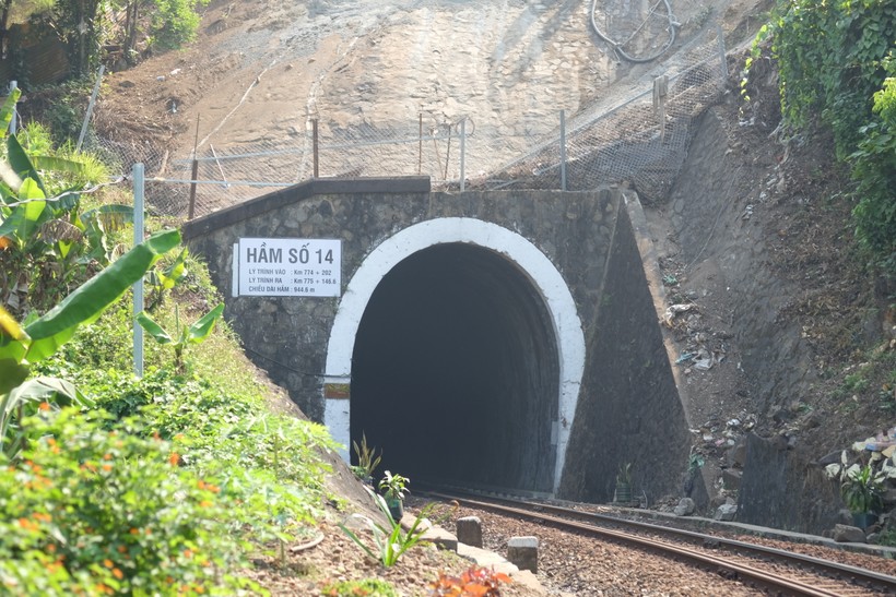 Trong đó, các hầm số 9, số 10, số 13 đã được cải tạo toàn diện và hoàn thành vào năm 2006 bằng nguồn vốn ODA của Pháp với chiều dài là 1.670m.