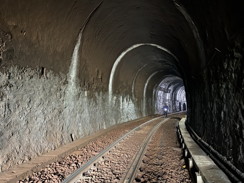 Các hầm số 11, hầm số 12 và hầm số 14 với chiều dài 1.667m đã sử dụng từ lâu, kết cấu vỏ hầm chủ yếu bằng bê tông hoặc đá tự nhiên có chất lượng kém, bị phong hóa và dột.