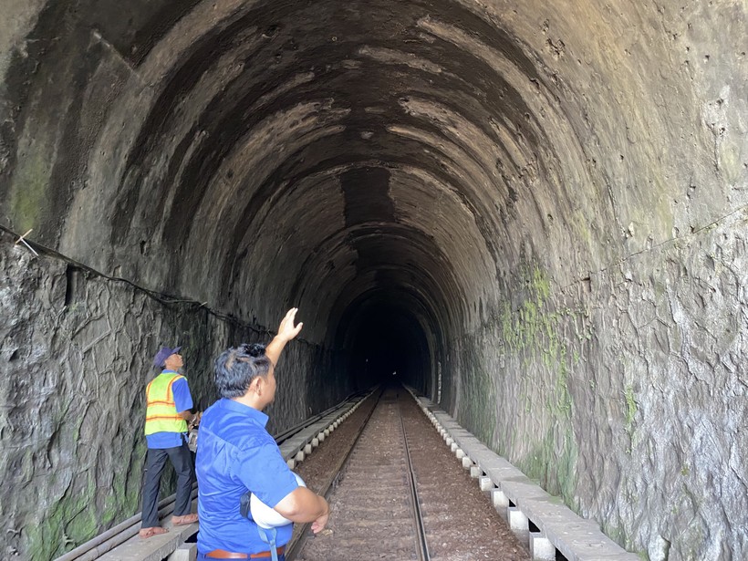 Ghi nhận của PV, tại hầm số 14 còn gọi là hầm Liên Chiểu, cũng là hầm đường sắt dài nhất qua đèo Hải Vân (944,6m) với 95 khoang, được xây dựng từ năm 1927 hiện đã xuống cấp do thời gian khai thác gần 100 năm