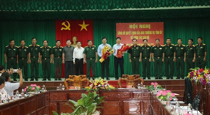 Trao Quyết định cho đồng chí Lê Quốc Phong và đồng chí Phạm Thiện Nghĩa.