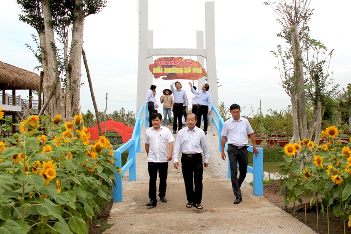 Ông Đoàn Tấn Bửu (giữa) dẫn đoàn Đoàn ban tổ chức đi thị sát (ảnh CTTĐT Đồng Tháp).