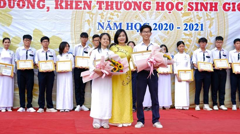 Quan Phương Khánh và Trần Tuấn Ngọc tại lễ tuyên dương HS giỏi quốc gia do Sở GD&ĐT TP Cần Thơ tổ chức.