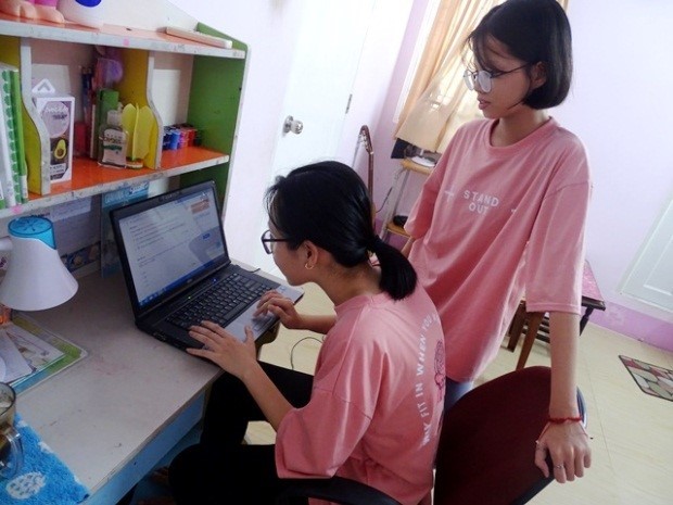 Học sinh học trực tuyến để đảm bảo an toàn trong công tác phòng, chống dịch Covid-19 (ảnh CTTĐT Cà Mau).