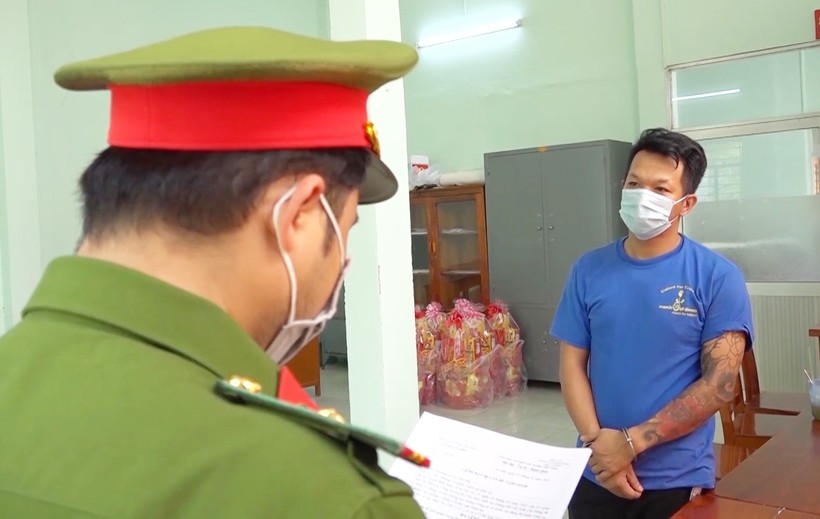 Đối tượng Trần Chí Hùng đang nghe đọc lệnh khởi tố, bắt tạm giam (CA An Giang cung cấp)