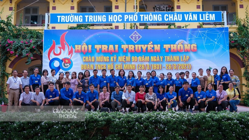 Tập thể giáo viên Trường THPT Châu Văn Liêm chụp ảnh lưu niệm.