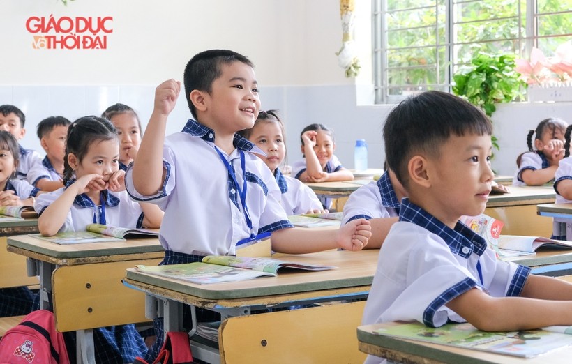 HS Tiểu học TP Cần Thơ hào hứng phát biểu trong giờ học Tiếng Việt SGK mới.