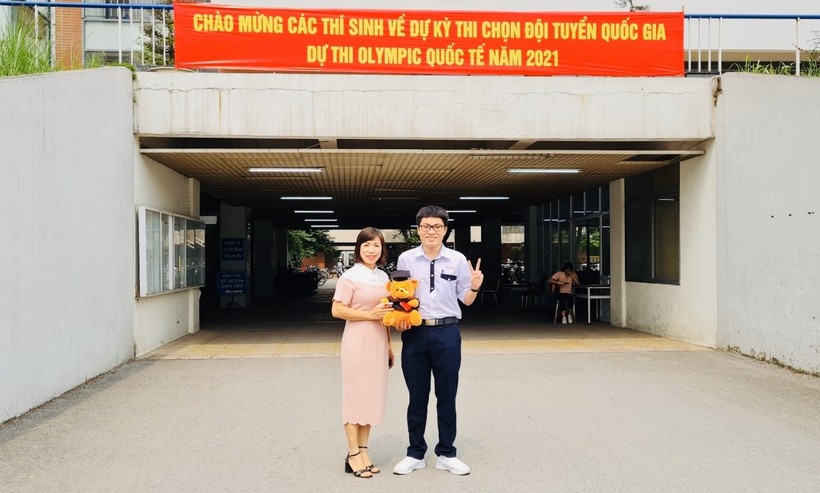 Em Đặng Lê Minh Khang cùng cô Hoàng Thị Lan Anh, Tổ trưởng Tổ Sinh học, phụ trách đội tuyển quốc gia.