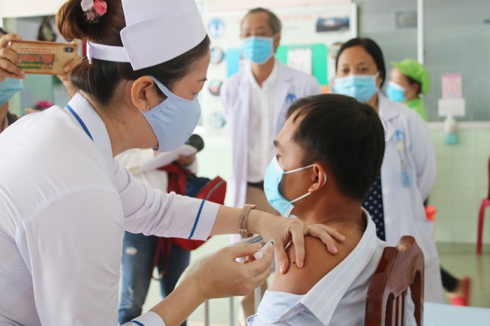 Tiêm vắc xin phòng Covid-19 cho nhân viên y tế Bệnh viện Đa khoa Đồng Tháp (Ảnh: CTTĐT Đồng Tháp).