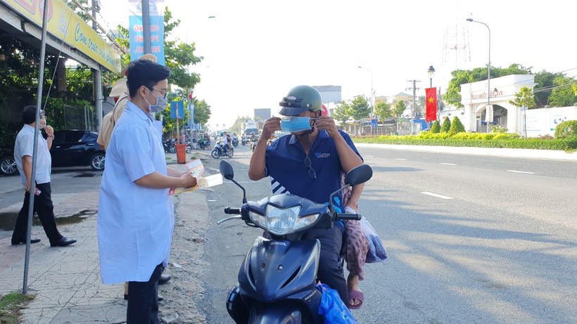 Ngành y tế TP Cần Thơ tuyên truyền, nhắc nhở người dân đeo khẩu trang nơi công cộng.