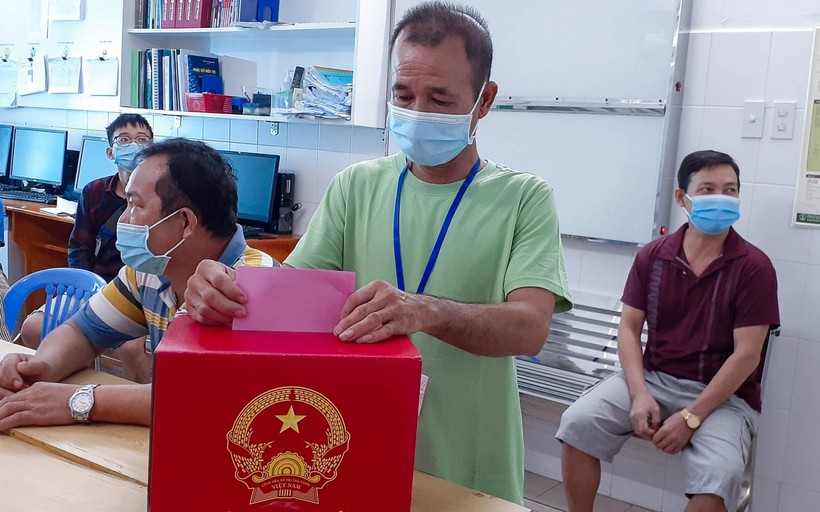 Bệnh nhân điều trị nội trú tại Bệnh viện Đa khoa Trung ương Cần Thơ bỏ phiếu tại bệnh viện.