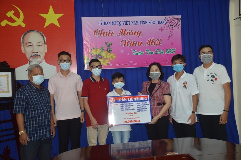 Nhóm anh em mổ heo trao tiền cho lãnh đạo UBMTTQ Việt Nam tỉnh Sóc Trăng.