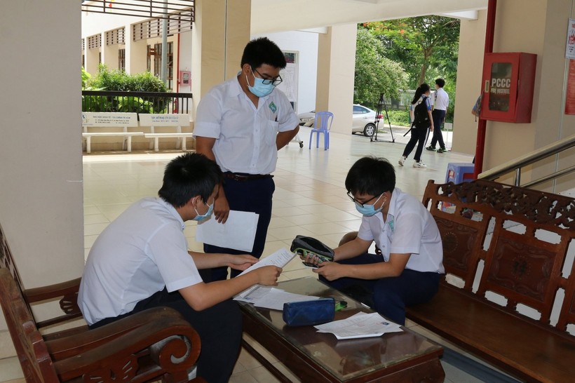Trao đổi sau giờ thi tại Hội đồng thi Trường THPT Chuyên Tiền Giang.