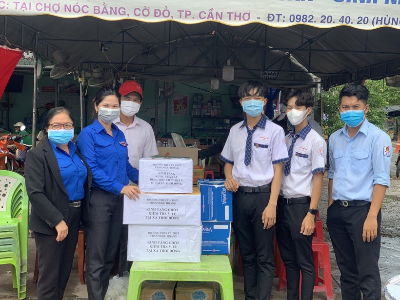 HS Trường THCS & THPT Trần Ngọc Hoằng tặng sản phẩm cho chốt kiểm dịch tại xã Thới Đông.