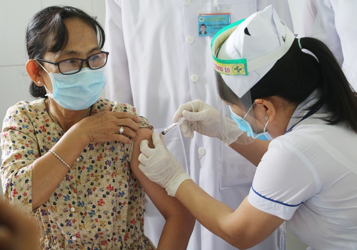 Tiêm vắc xin cho nhân viên y tế tại Bệnh viện Đa khoa Khu vực Hồng Ngự (Cổng TTĐT Đồng Tháp).