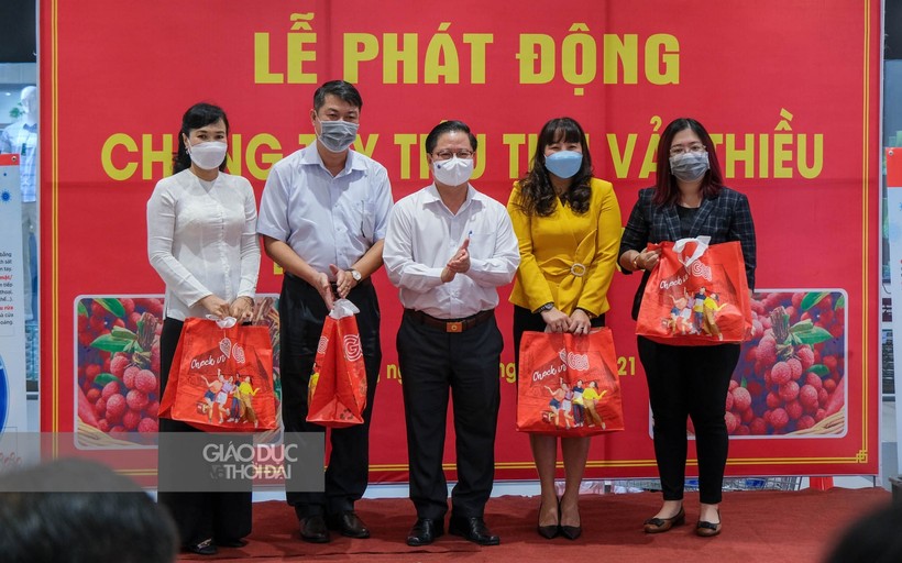 Ông Trần Việt Trường, Chủ tịch UBND TP Cần Thơ tặng quà cho các doanh nghiệp đồng hành.