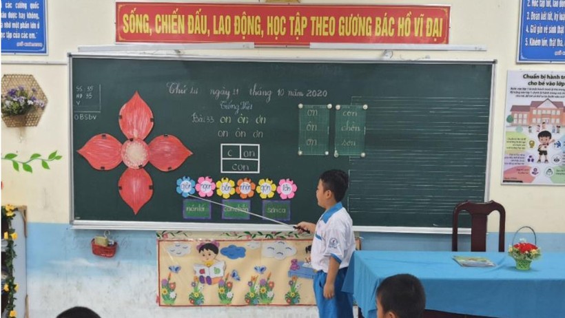 HS lớp 1 Trường TH Nhơn Nghĩa 1, huyện Phong Điền (TP Cần Thơ) trong giờ học Tiếng Việt.