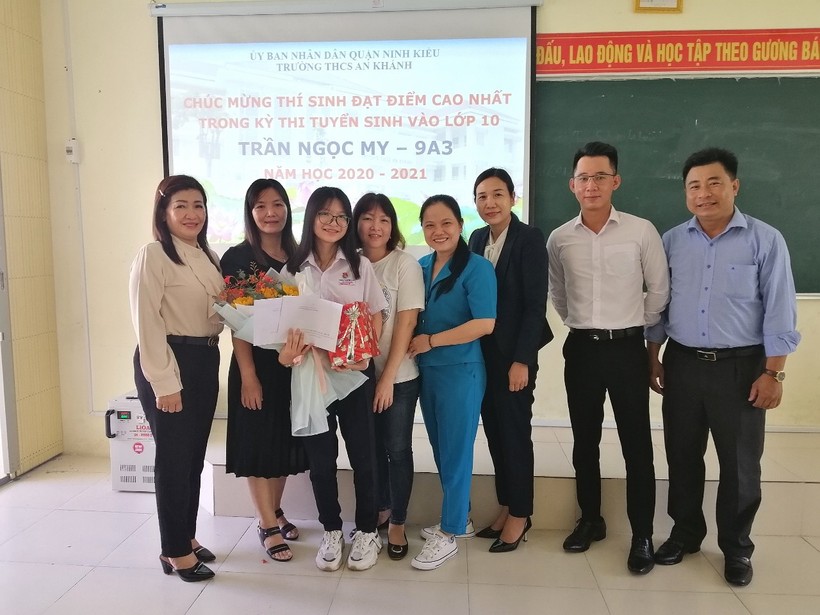 Nhà trường khen thưởng và tặng quà cho em Trần Ngọc My.