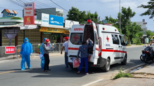 Xe cứu thương của bệnh viện đa khoa Kiên Giang đưa các trường hợp F1 đi cách ly tập trung (ảnh CTTĐT Kiên Giang).