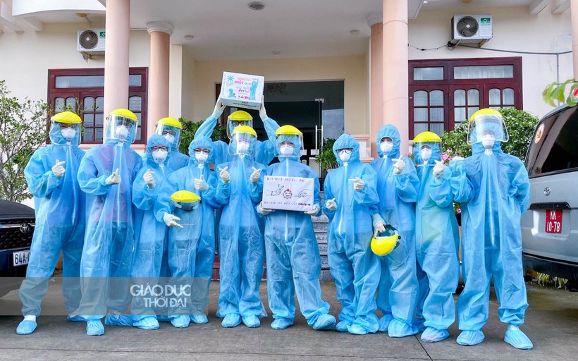 Sinh viên ĐH Y Dược Cần Thơ tình nguyện tham gia cùng thành phố phòng chống dịch Covid-19