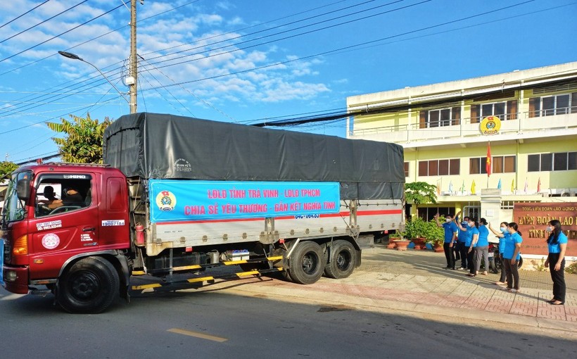 Chuyến xe nghĩa tình đưa hàng hóa, nhu yếu phẩm hỗ trợ cho người dân Trà Vinh ở TP.HCM gặp khó khăn do dịch (Tuyên giáo tỉnh Trà Vinh).
