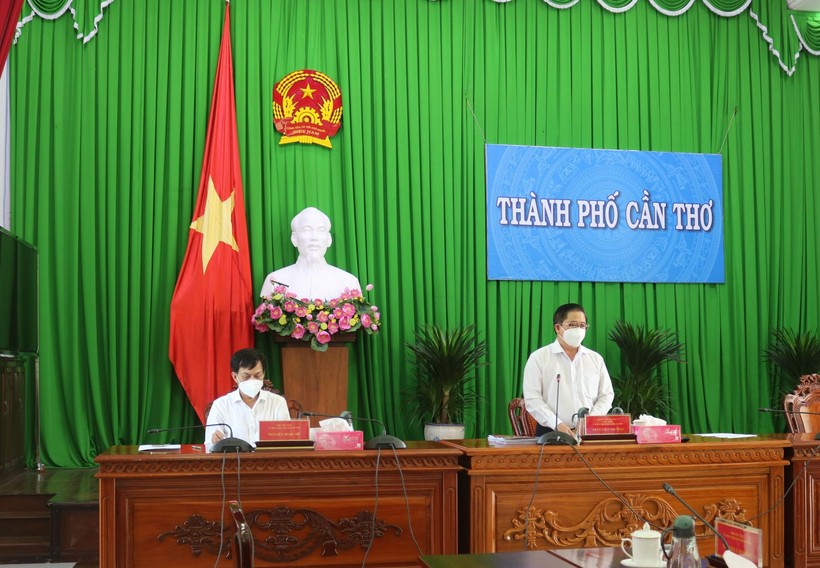 Ông Trần Việt Trường, Chủ tịch UBND TP Cần Thơ phát biểu chỉ đạo tại cuộc họp (Ảnh: H.Hoa).