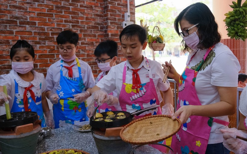 Hoạt động trải nghiệm bếp ăn của  học sinh Trường TH Ngô Quyền.