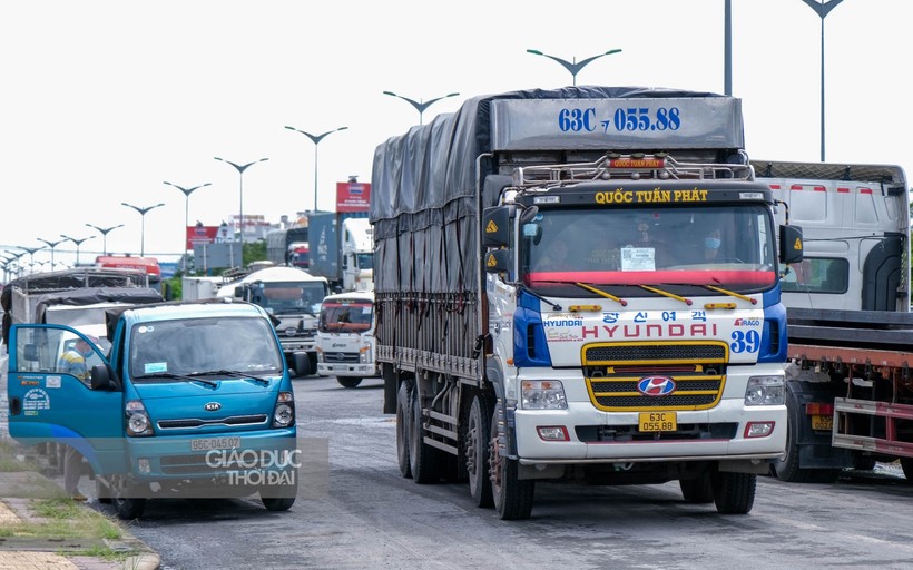 Nhiều phương tiện giao thông vướn nhiều thủ tục khi vận chuyển hàng hoá vào khu vực TP Cần Thơ.