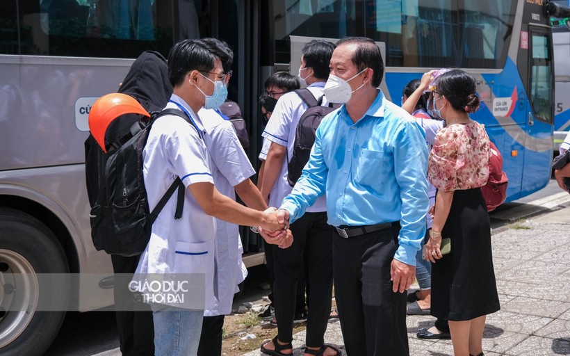 BS Nguyễn Quang Thông, Hiệu trưởng Trường Cao đẳng Y tế Cần Thơ tiễn sinh viên lên xe hỗ trợ tỉnh bạn chống dịch.