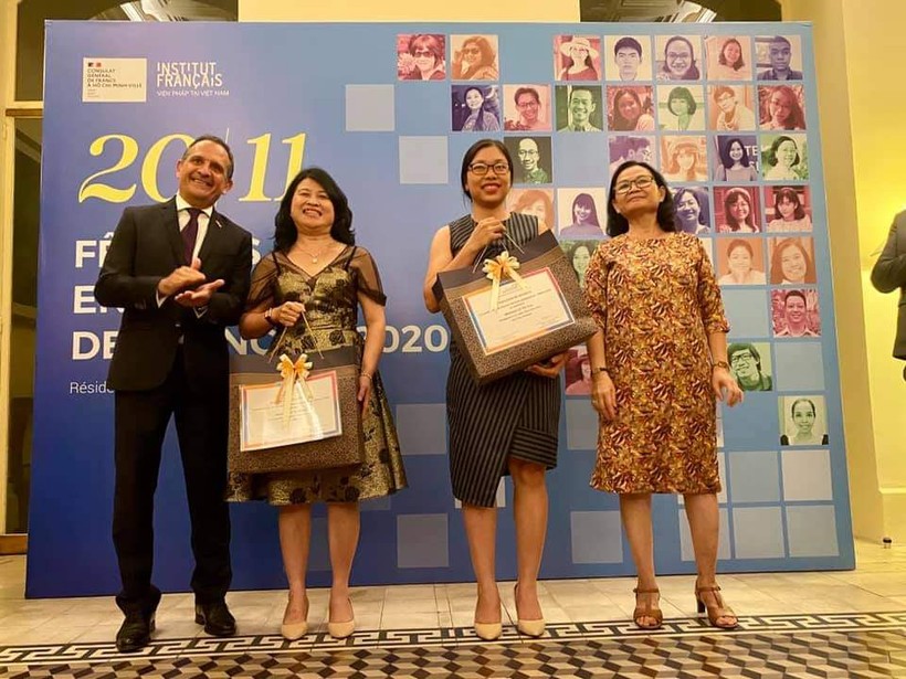 Cô Thanh (thứ hai từ trái sang) và các đồng nghiệp nhận giải thưởng tại cuộc thi thiết kế giáo án trực tuyến khu vực Châu Á Thái Bình Dương.