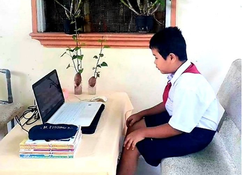 Học sinh Trường Tiểu học Hàm Nghi, TP Long Xuyên, tỉnh An Giang) trong giờ học trực tuyến.