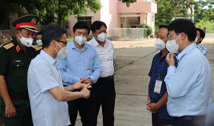 Phó Thủ tướng Vũ Đức Đam thăm, kiểm tra tại Cơ sở thu dung, điều trị bệnh nhân Covid-19 tại Khu ký túc xá phường Hòa Thuận, thành phố Cao Lãnh