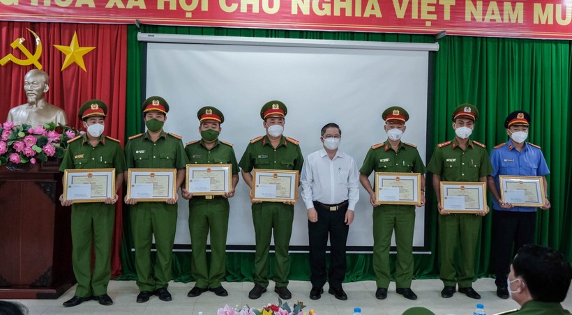 Lãnh đạo UBND TP Cần Thơ trao tặng Bằng khen cho Công an Quận Bình Thủy.
