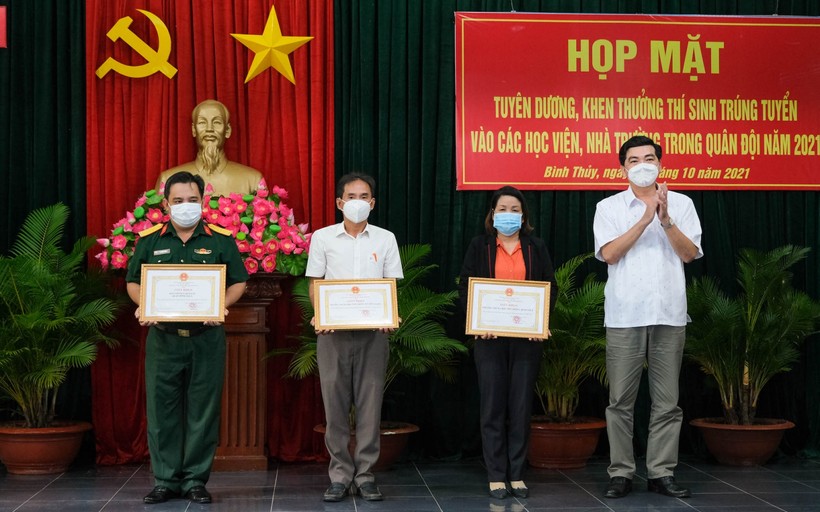 Ông Trần Thanh Bình, Chủ tịch UBND quận Bình Thuỷ tặng bằng khen cho tập thể, cá nhân có thành tích tiêu biểu trong tuyển sinh quân sự năm 2021.