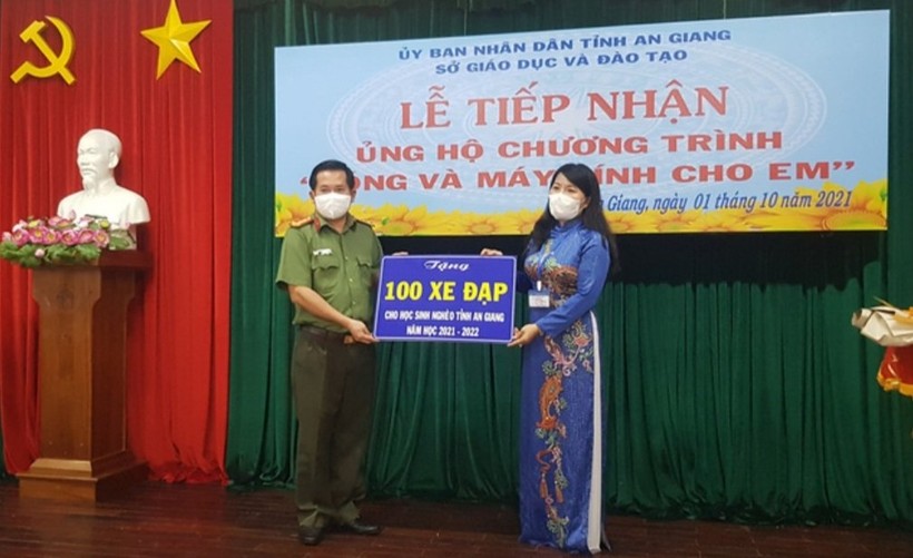 Bà Trần Thị Ngọc Diễm, Giám đốc Sở GD&ĐT An Giang tiếp nhận 100 xe đạp do Công an An Giang trao tặng.