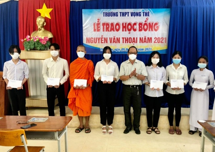 Trao học bổng Nguyễn Văn Thoại đến các em học sinh “Vượt khó, học tốt” năm 2021 tại Trường THPT Vọng Thê (Thoại Sơn)