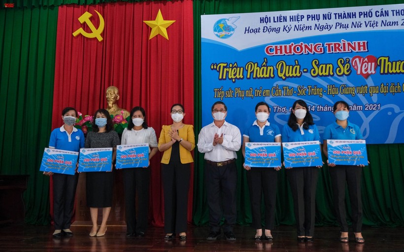 Ông Trần Việt Trường, Chủ tịch UBND TP Cần Thơ trao bảng tượng trưng cho các đơn vị.